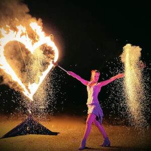feuertaenzerin-feuershow-hochzeit-muenchen-leinup agentur feuertaenzerin-feuershow-hochzeit-muenchen-leinup agentur