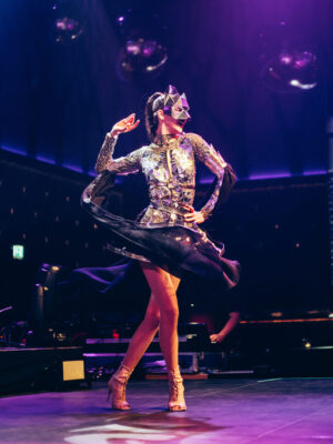 Mirror Butterfly Walking Act Show Leinup Agentur Tanz Performance Mirror Butterfly Walking Act Show Leinup Agentur Tanz Performance