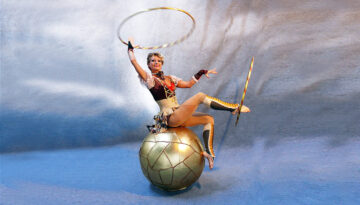 hula hoop auf einem Ball bei Leinup künstler agentur münchen