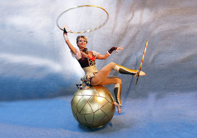 hula hoop auf einem Ball bei Leinup künstler agentur münchen